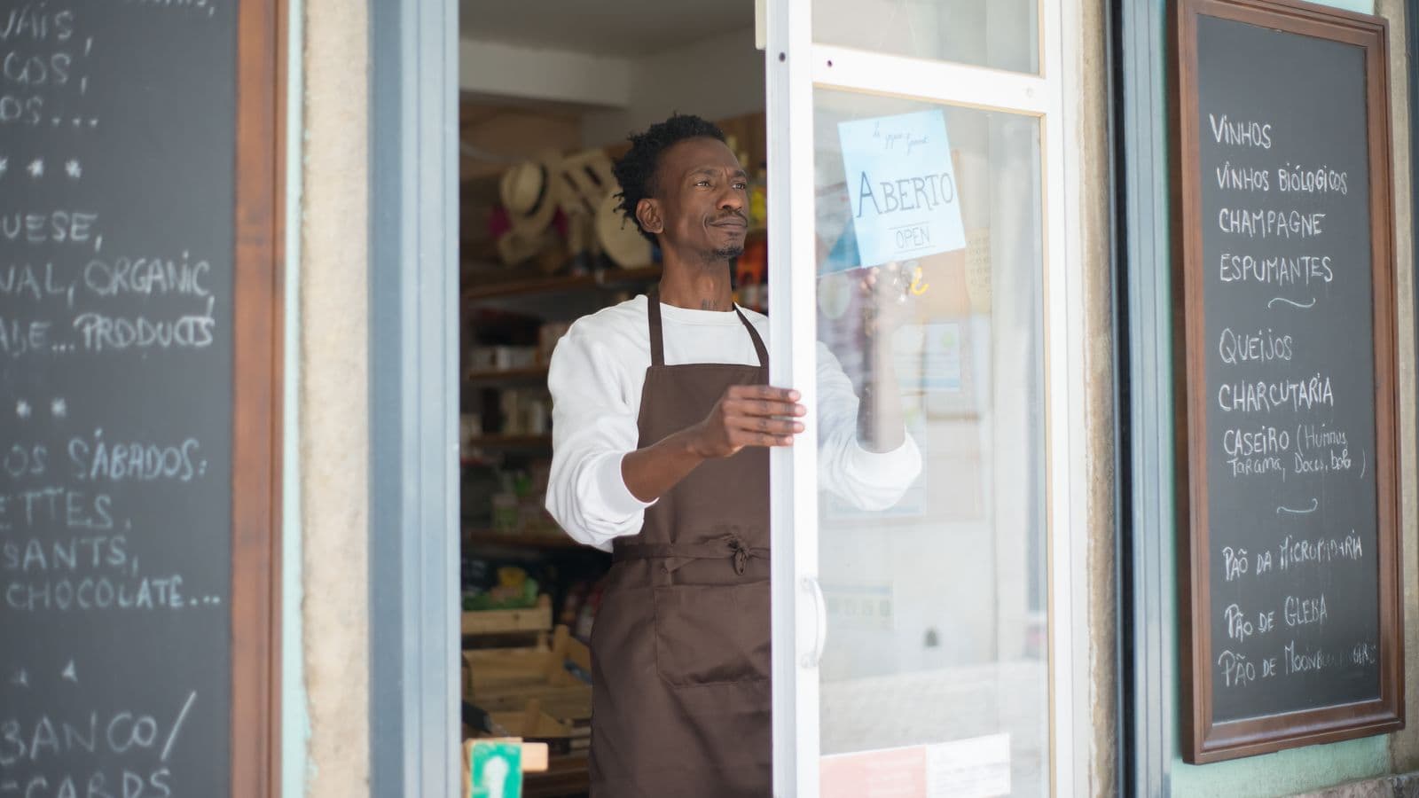 Commerçant ouvrant la porte de son magasin, illustration de l'accès à la profession en Belgique
