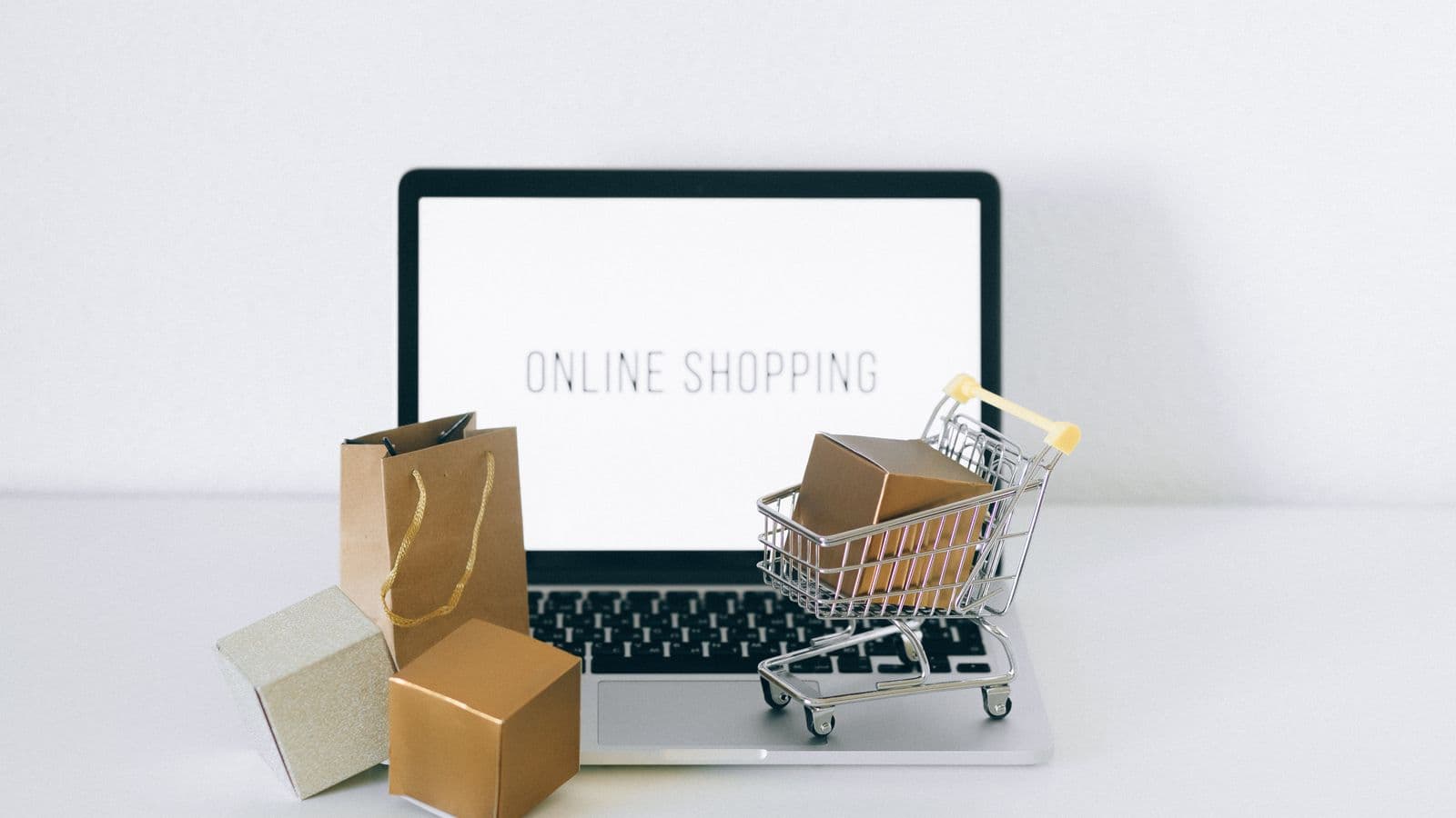 Ordinateur portable affichant une boutique en ligne avec des colis et un caddie, illustration d'Amazon Business en Belgique