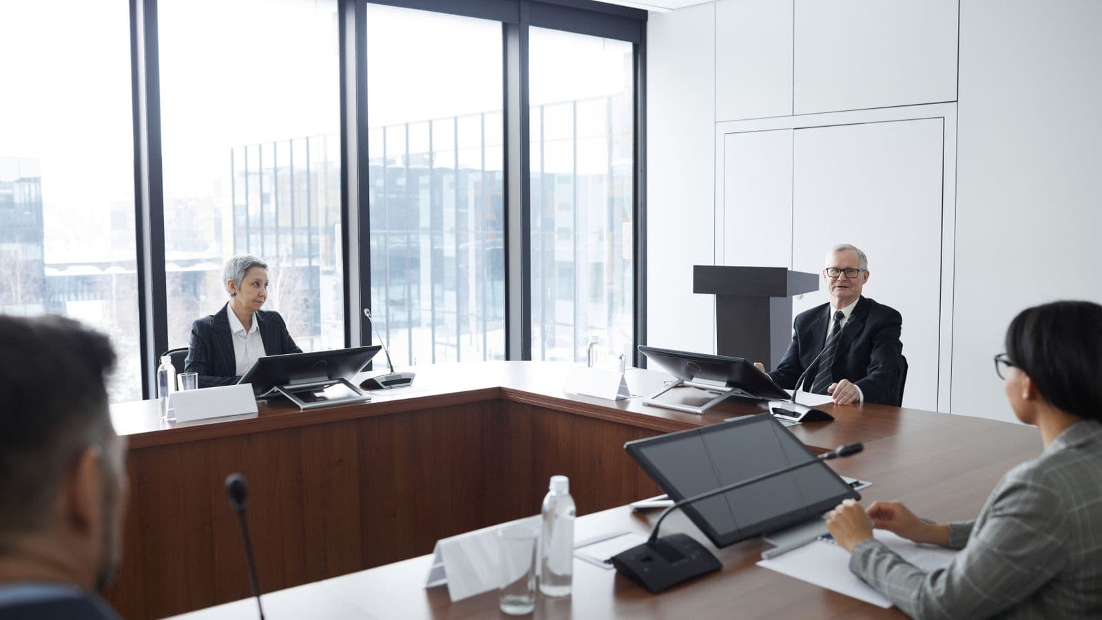 Professionnels en réunion dans une salle de conférence moderne lors d'une assemblée générale d'entreprise