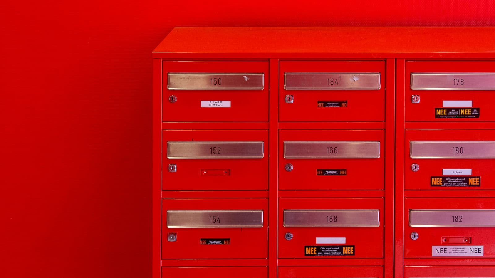 Rangée de casiers de boîtes postales numérotés dans un bureau de poste belge