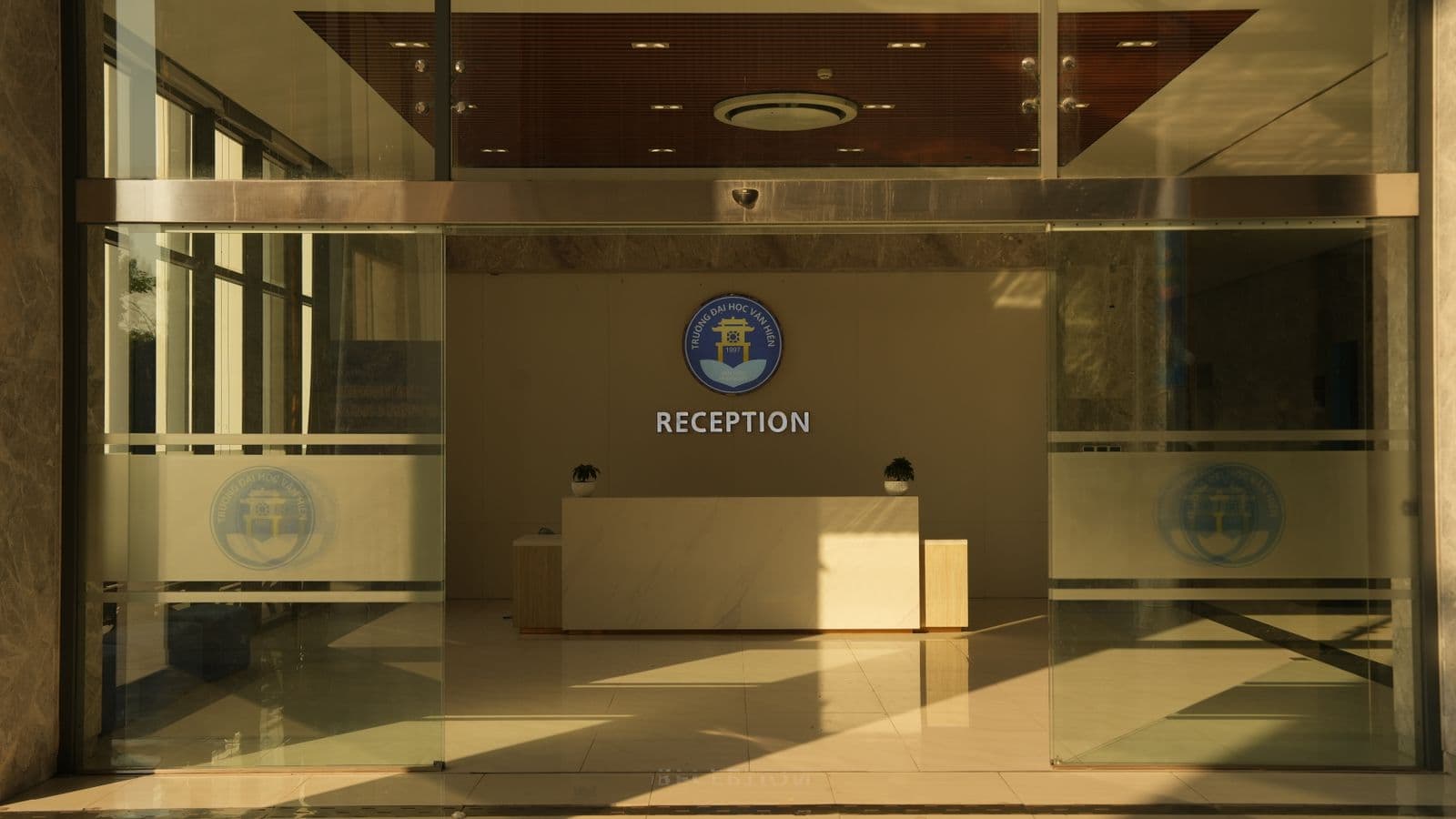 Réception moderne d'un centre d'affaires avec espace d'accueil professionnel et logo mural