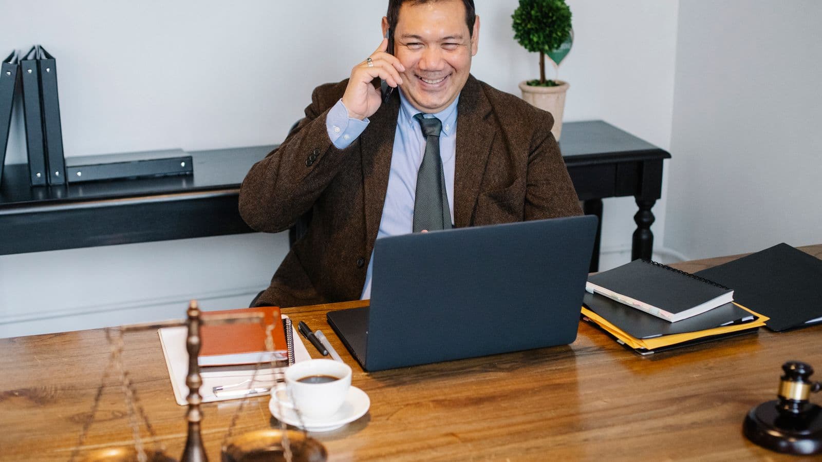 Juriste en costume consultant des documents dans un bureau moderne, illustration de la conversion d'une SA en SRL en Belgique