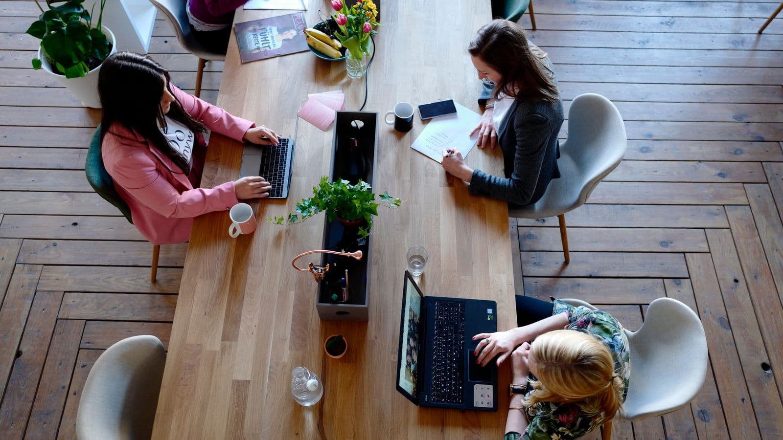 Professionnels travaillant ensemble dans un espace de coworking moderne, illustration du coworking en Belgique