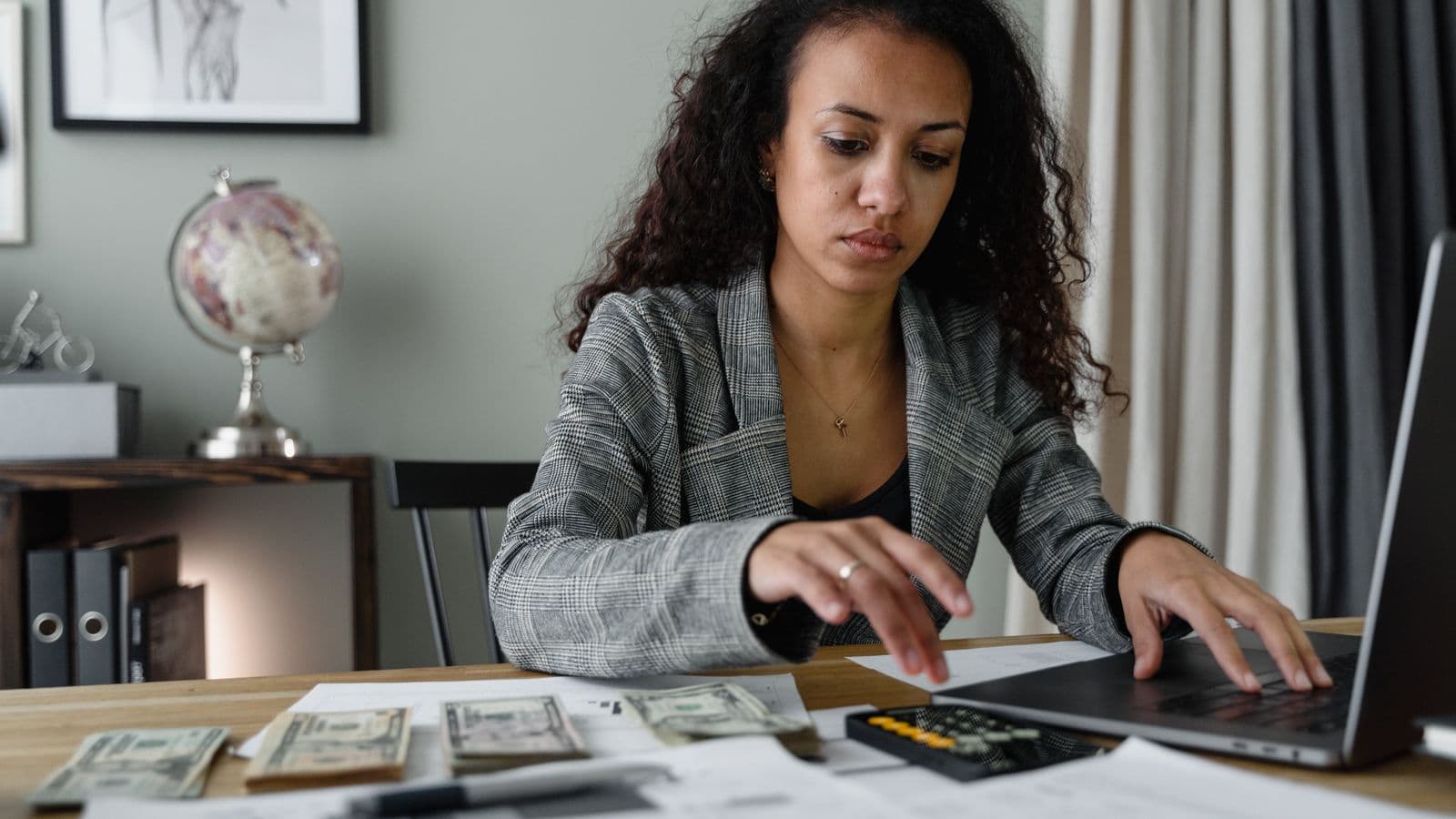 Comptable analysant des documents financiers avec une calculatrice pour optimiser la déduction pour investissement