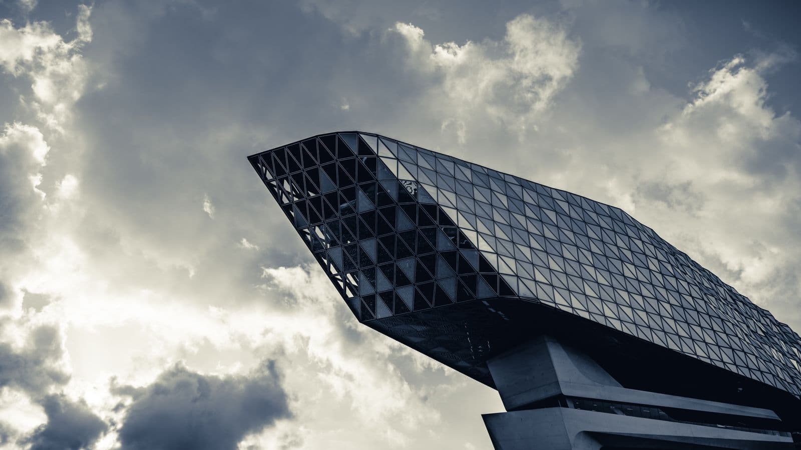 Vue architecturale d'un bâtiment moderne à Anvers, symbole d'une adresse de siège social pour la domiciliation d'entreprise en Province d'Anvers