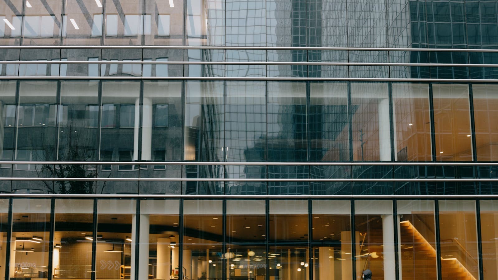 Façade vitrée d'un immeuble de bureaux moderne à Bruxelles