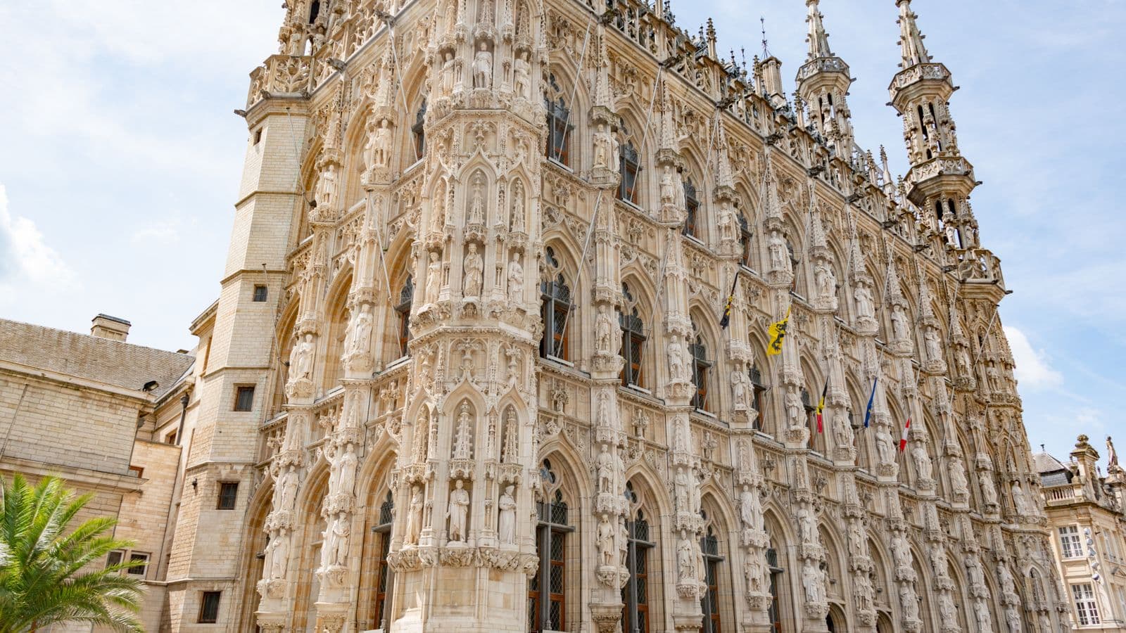 Façade gothique ornée de l'hôtel de ville de Louvain, illustrant une adresse de siège social pour la domiciliation d'entreprise à Louvain