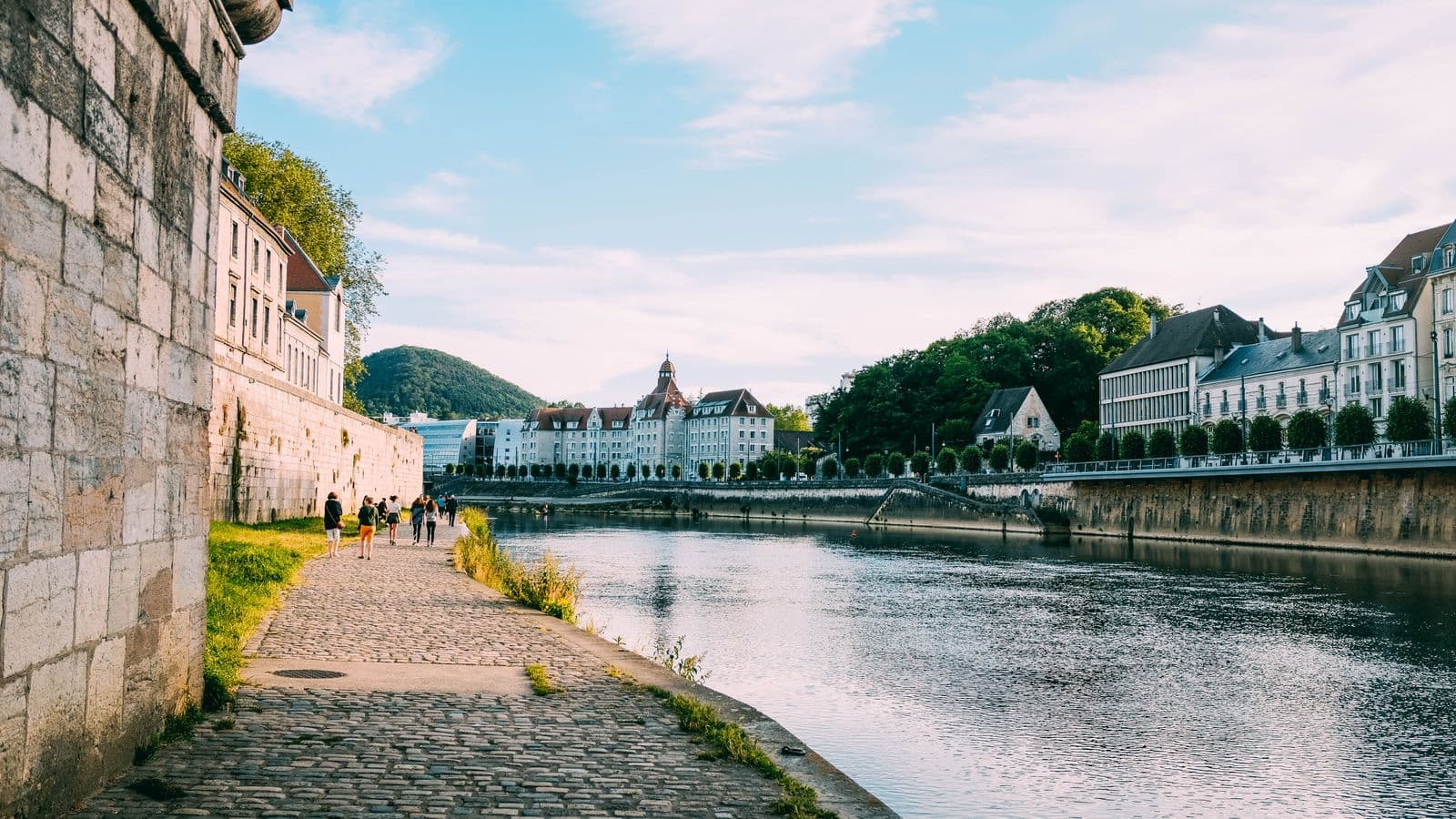 Vue du confluent de la Sambre et de la Meuse au pied de la citadelle de Namur, capitale de la Wallonie