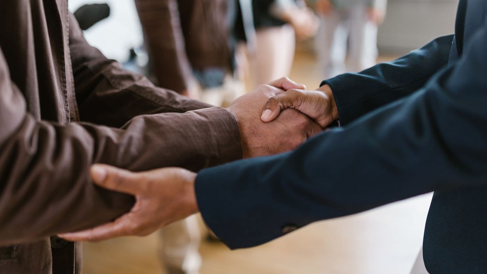 Entrepreneur préparant le financement de la création de son entreprise avec des documents et un ordinateur sur un bureau
