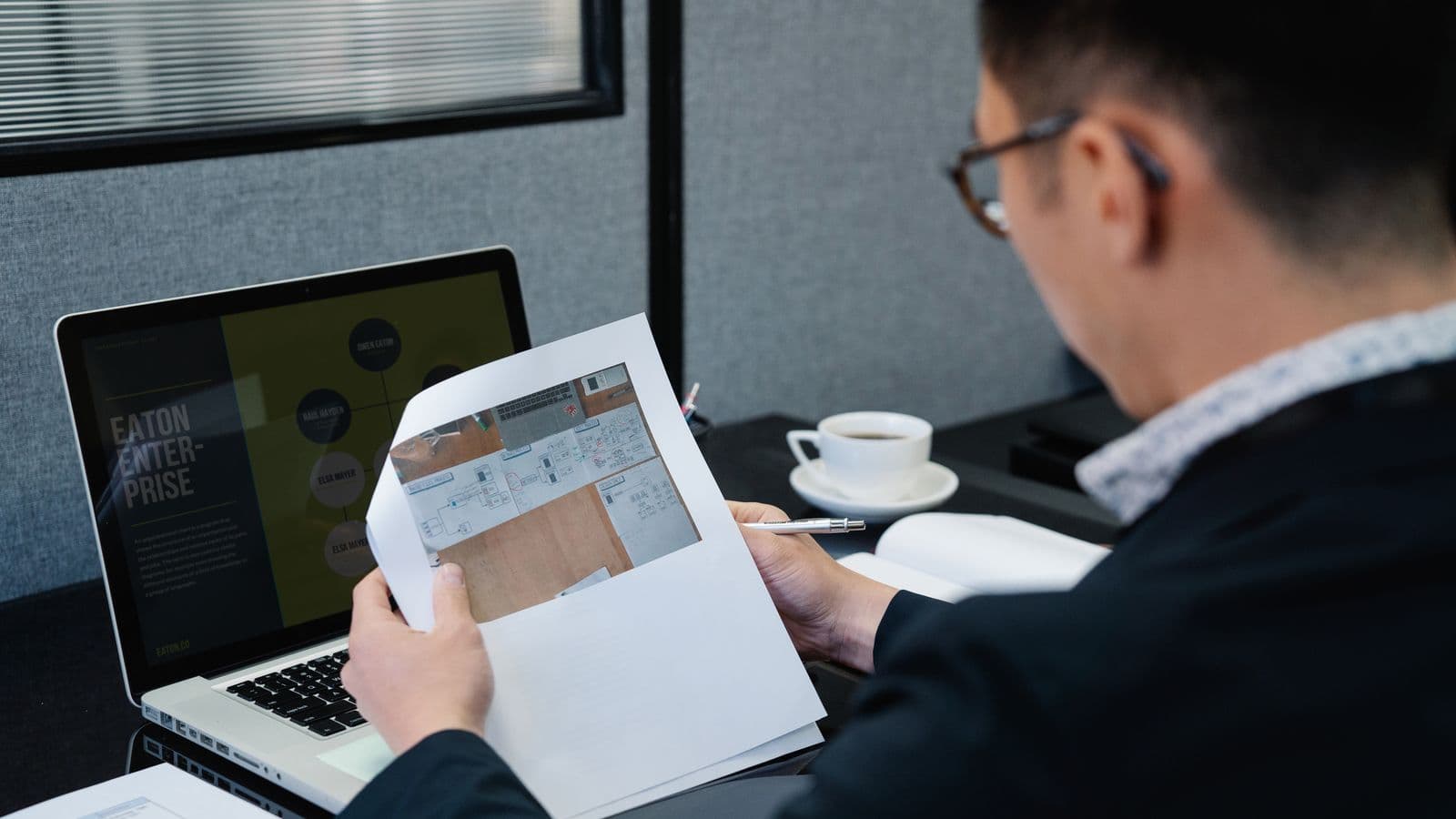 Entrepreneur signant des documents de constitution devant un notaire, illustration des formes juridiques en Belgique