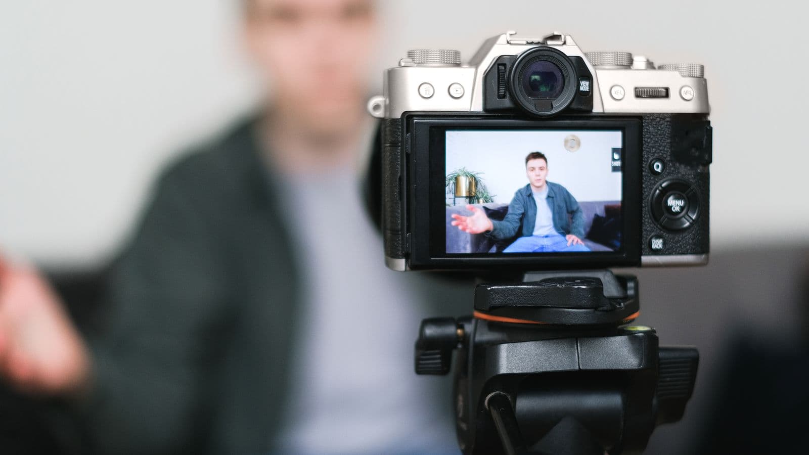 Créateur filmant une vidéo avec une caméra sur trépied, illustration de la monétisation YouTube en Belgique