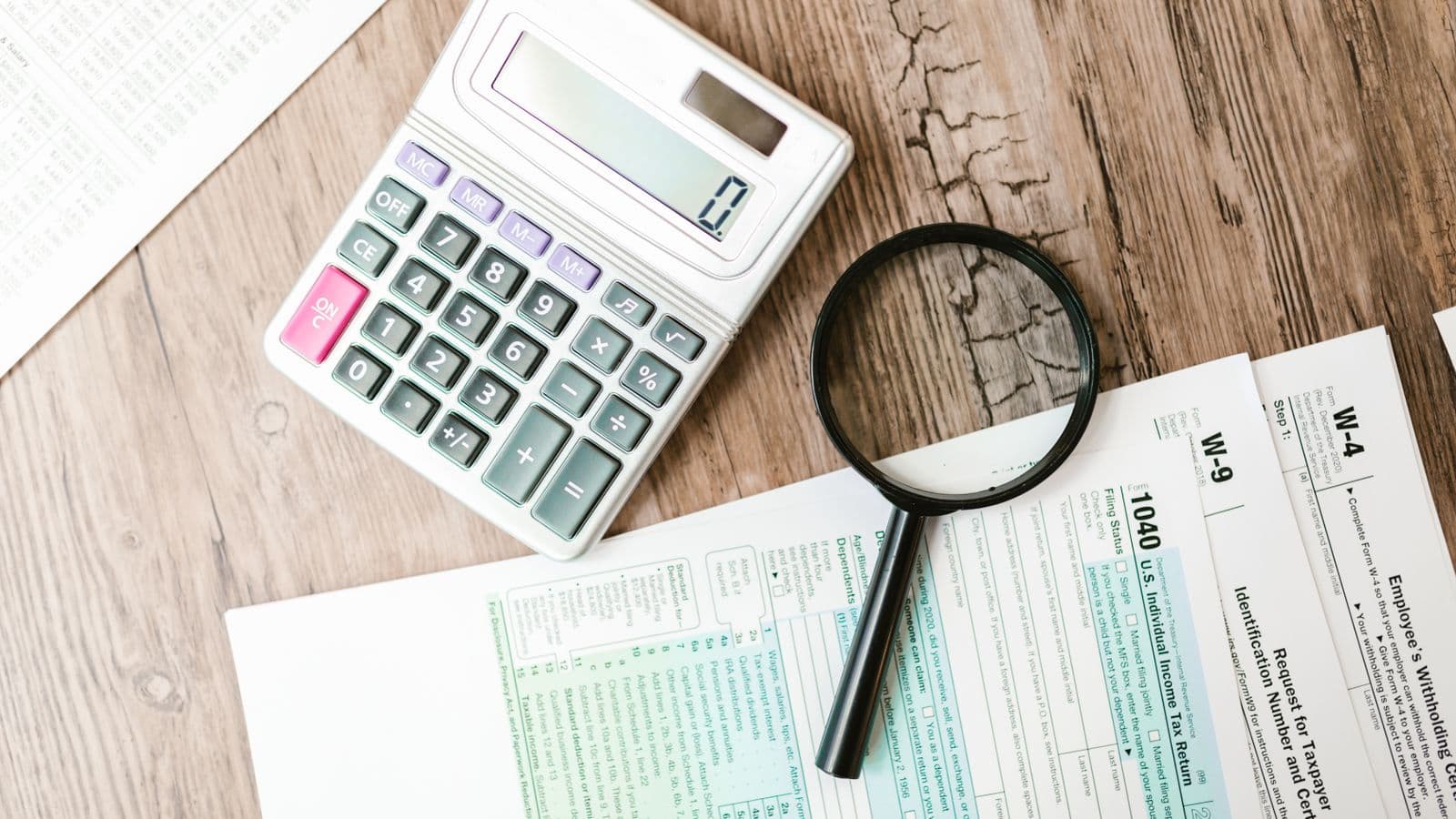 Bureau de conformité avec documents d'identification de clients et calculatrice pour le contrôle anti-blanchiment