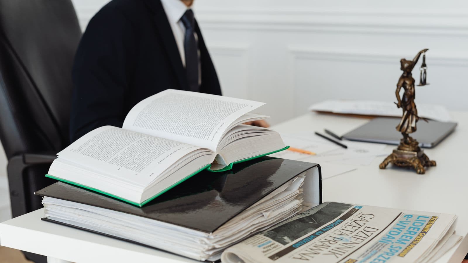 Bureau d'un juriste avec des livres de droit, des documents et un journal, illustrant la publication au Moniteur belge
