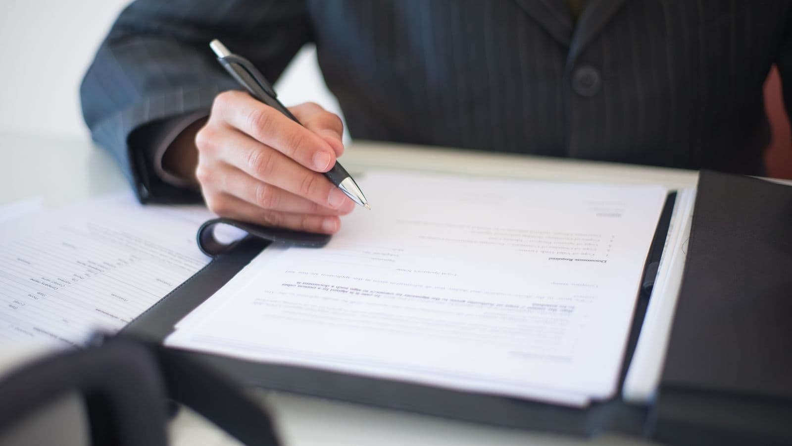 Signature d'un contrat professionnel en gros plan sur un bureau