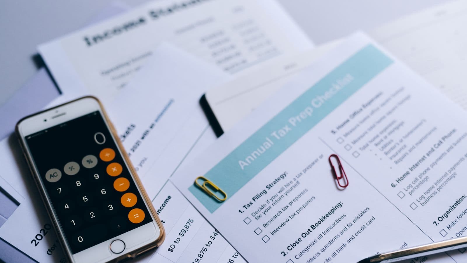 Documents fiscaux, calculatrice et bloc-notes évoquant une déclaration d'impôt liée à une structure étrangère