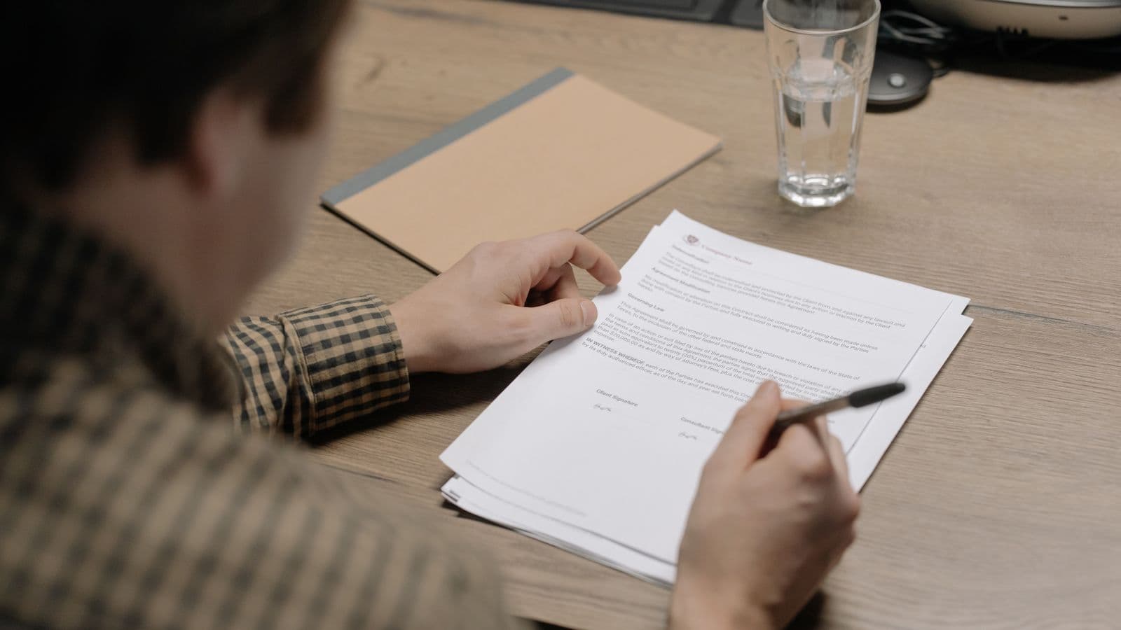 Chef d'entreprise signant un acte constitutif pour transformer son activité d'indépendant en SRL