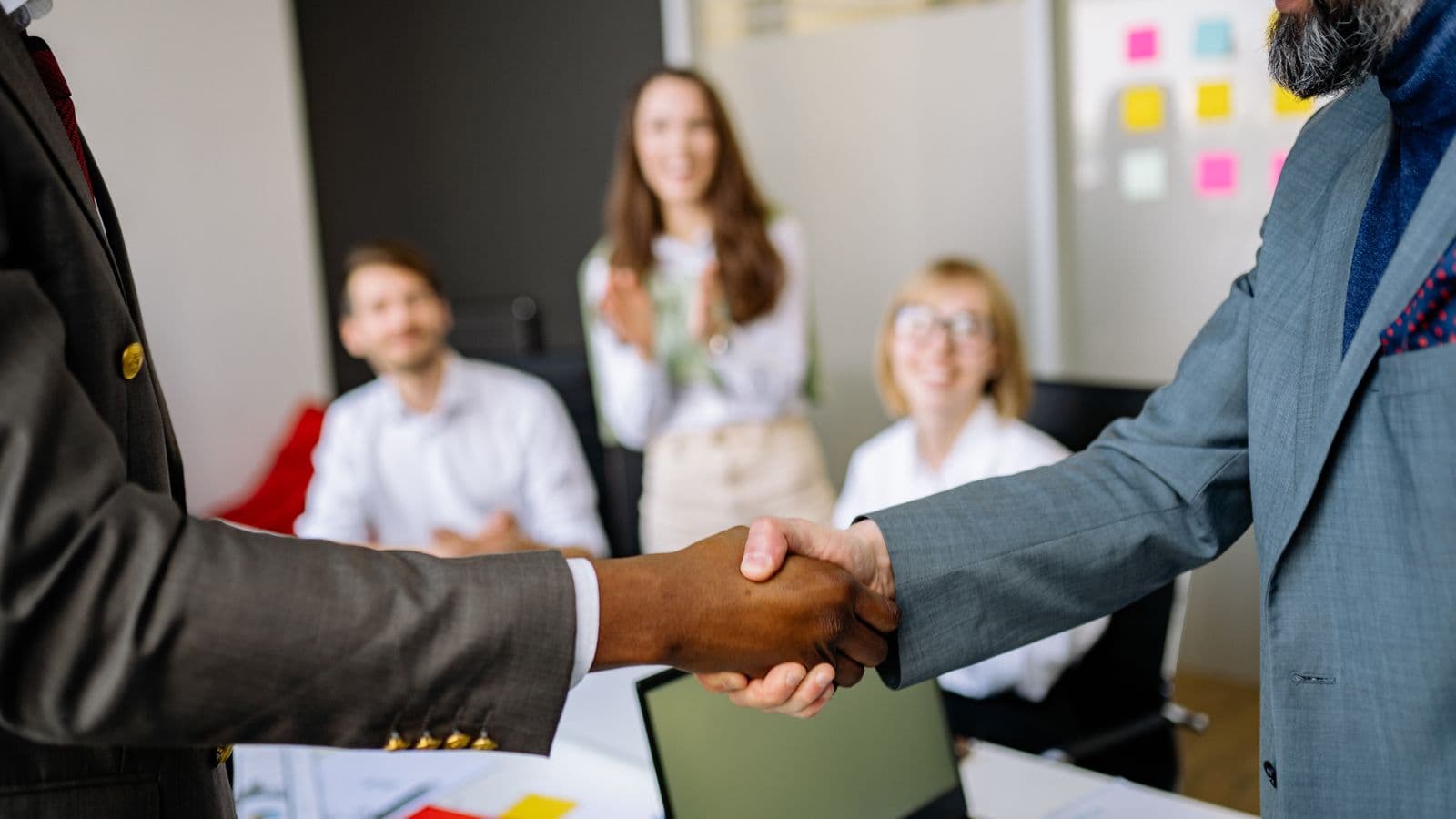 Poignée de main entre partenaires lors d'un rendez-vous de financement dans un bureau professionnel