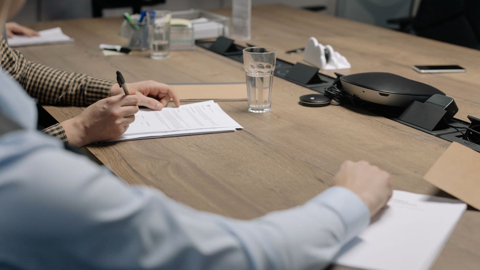 Professionnels en réunion pour signer les documents d'augmentation de capital d'une SRL belge
