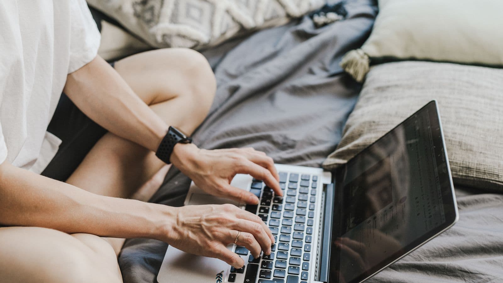 Jeune indépendant gérant son activité depuis un ordinateur portable, illustration du travailleur indépendant en Belgique