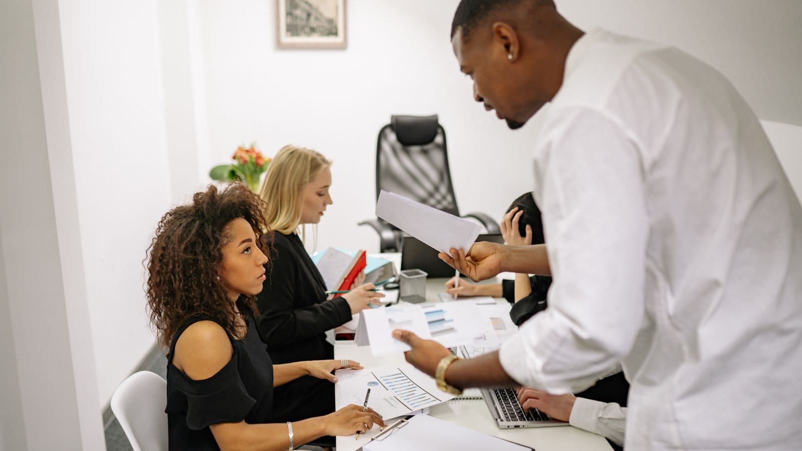 Réunion tendue entre professionnels autour de documents dans un bureau, illustrant un conflit entre associés d'une société