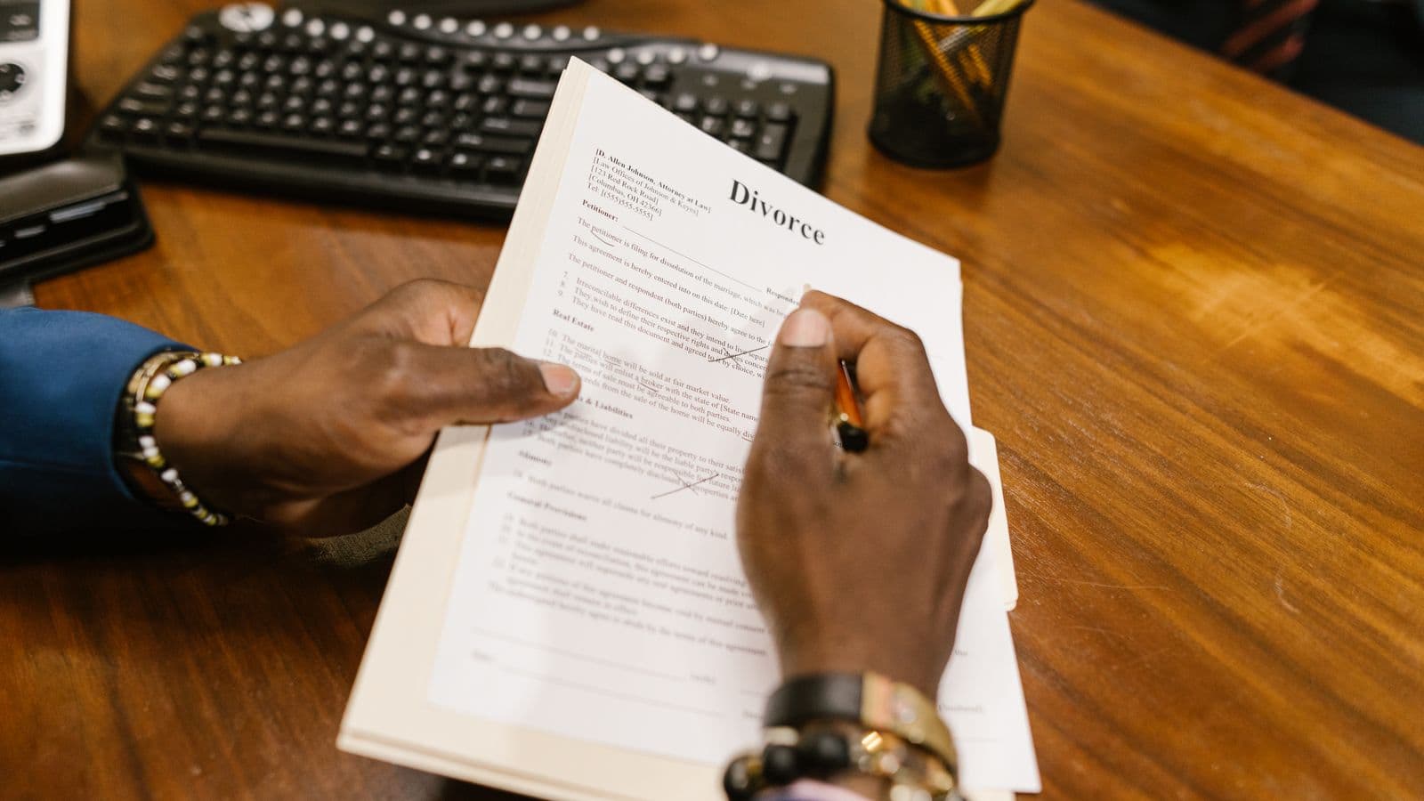 Personne signant un document officiel à un bureau, illustration du métier de notaire en Belgique