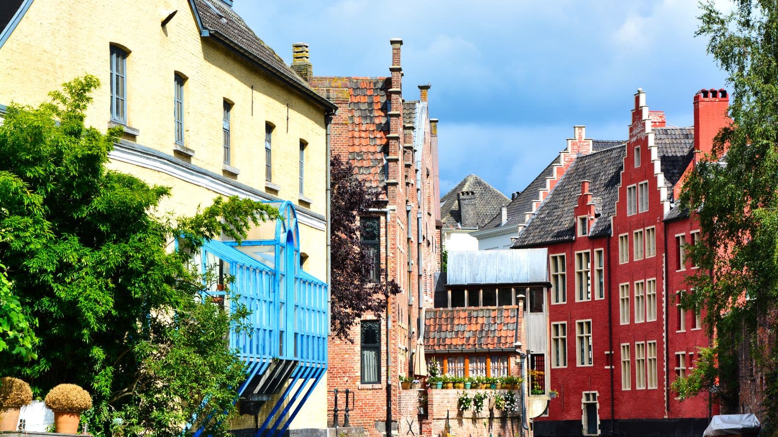 Maisons de canal aux façades colorées à Gand en Flandre, symbole d'une adresse de siège social pour la domiciliation d'entreprise à Gand