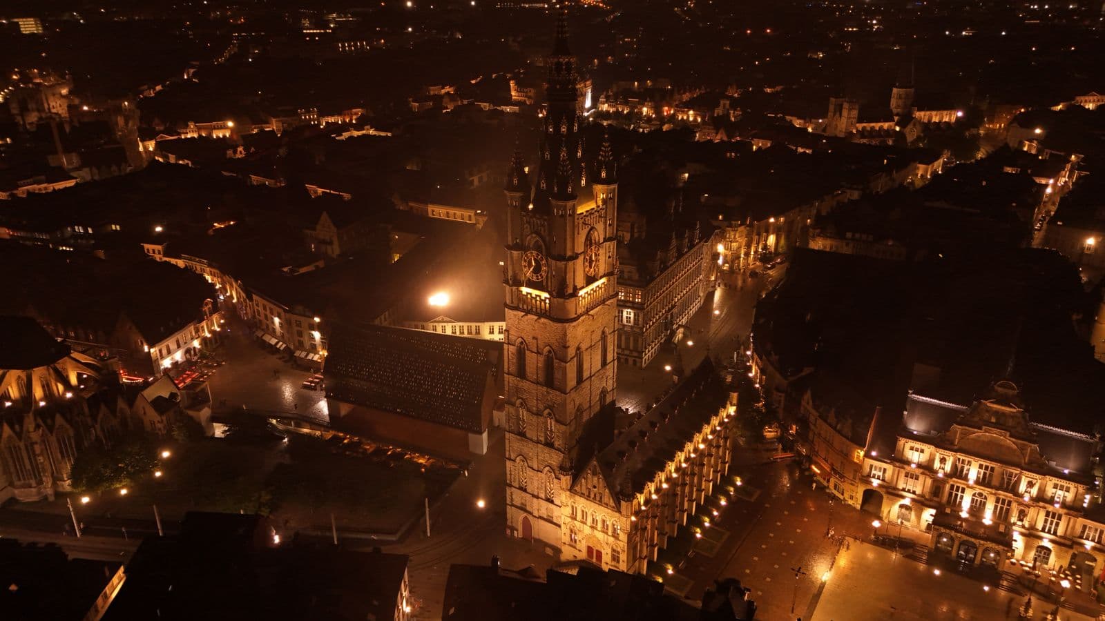 Beffroi et toits du centre historique de Mons, ville du Hainaut où domicilier le siège social de son entreprise
