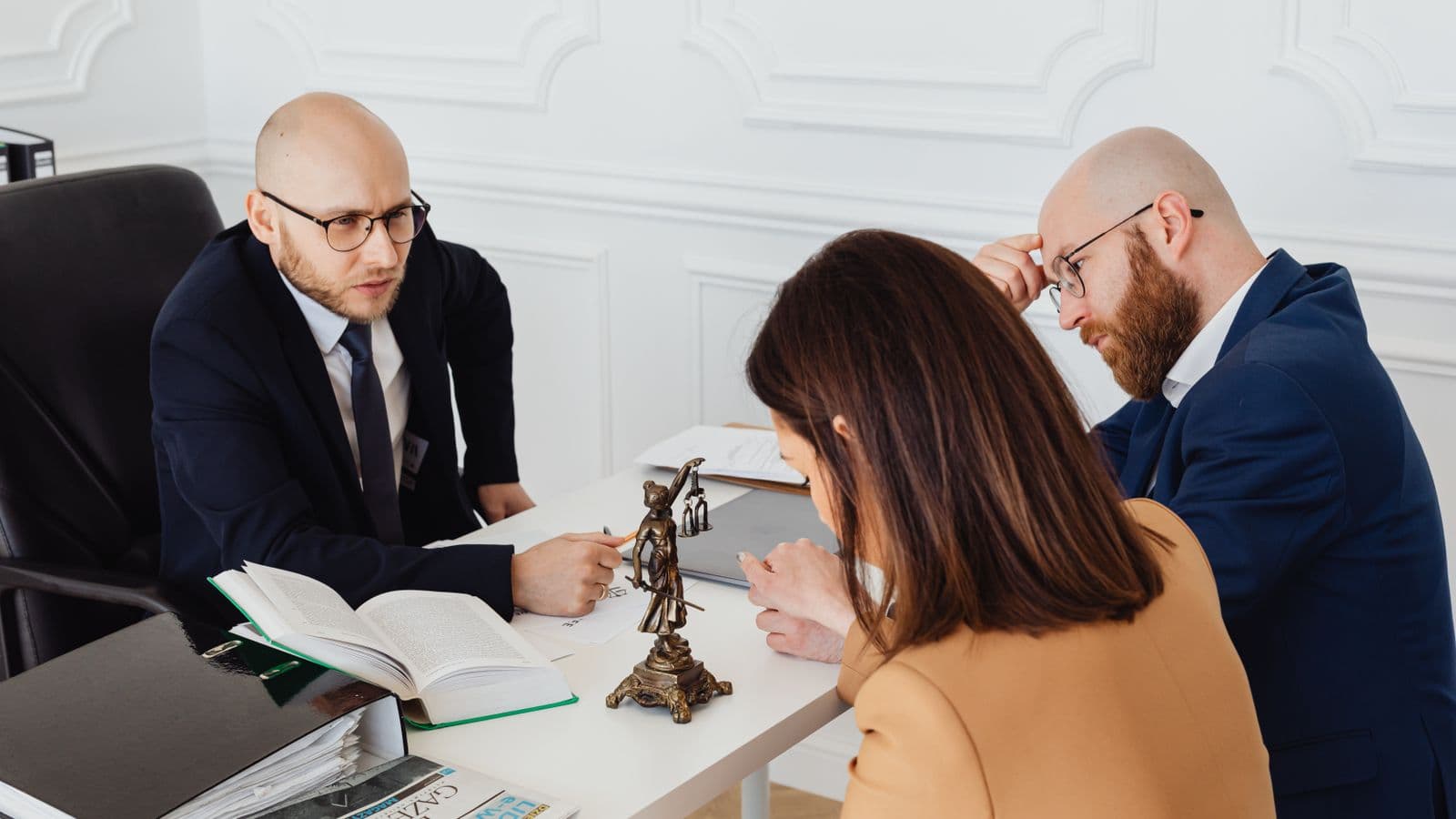 Avocat en consultation avec un client dans un bureau professionnel moderne