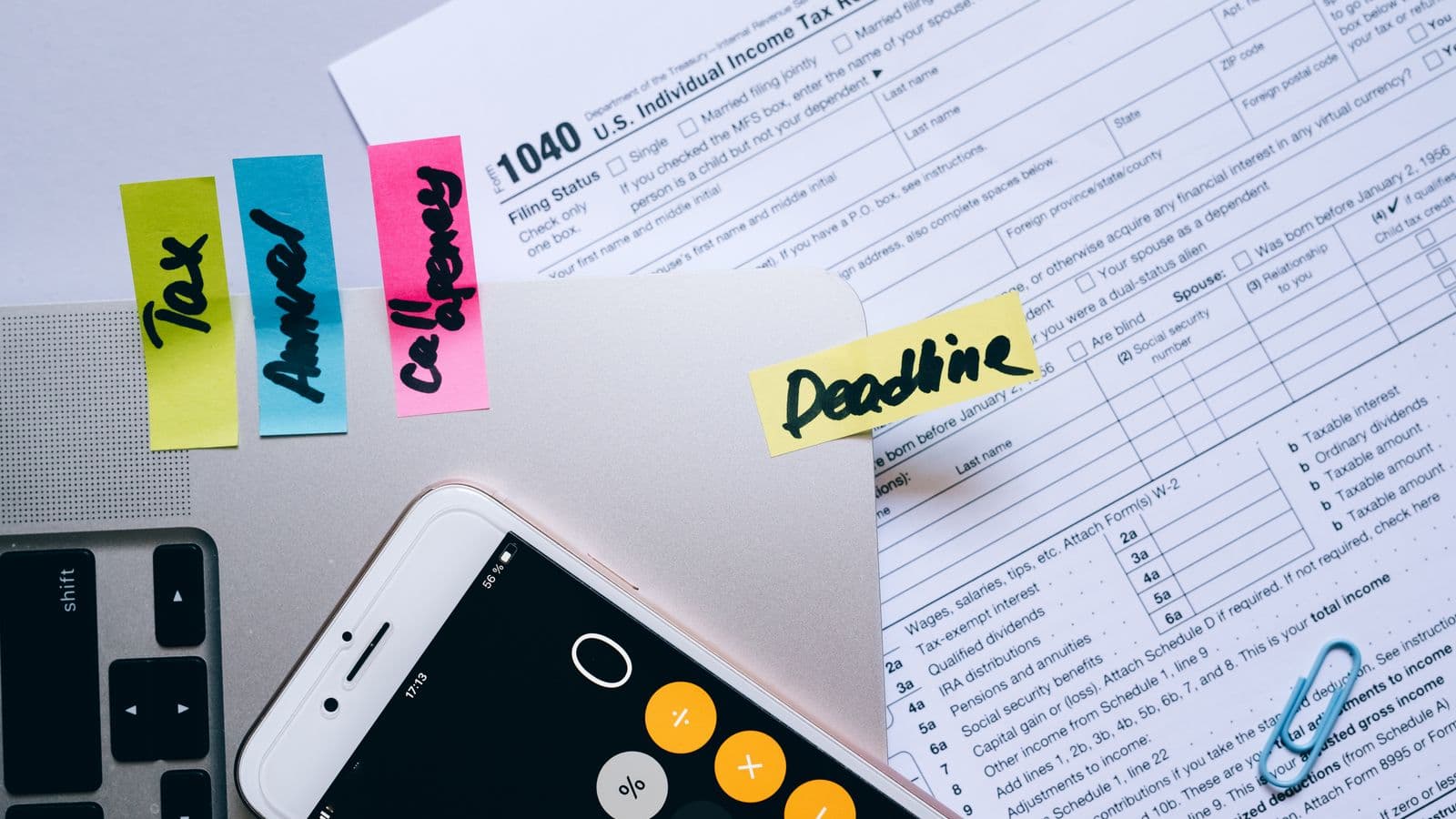 Bureau avec documents fiscaux et calculatrice illustrant la facturation électronique en Belgique