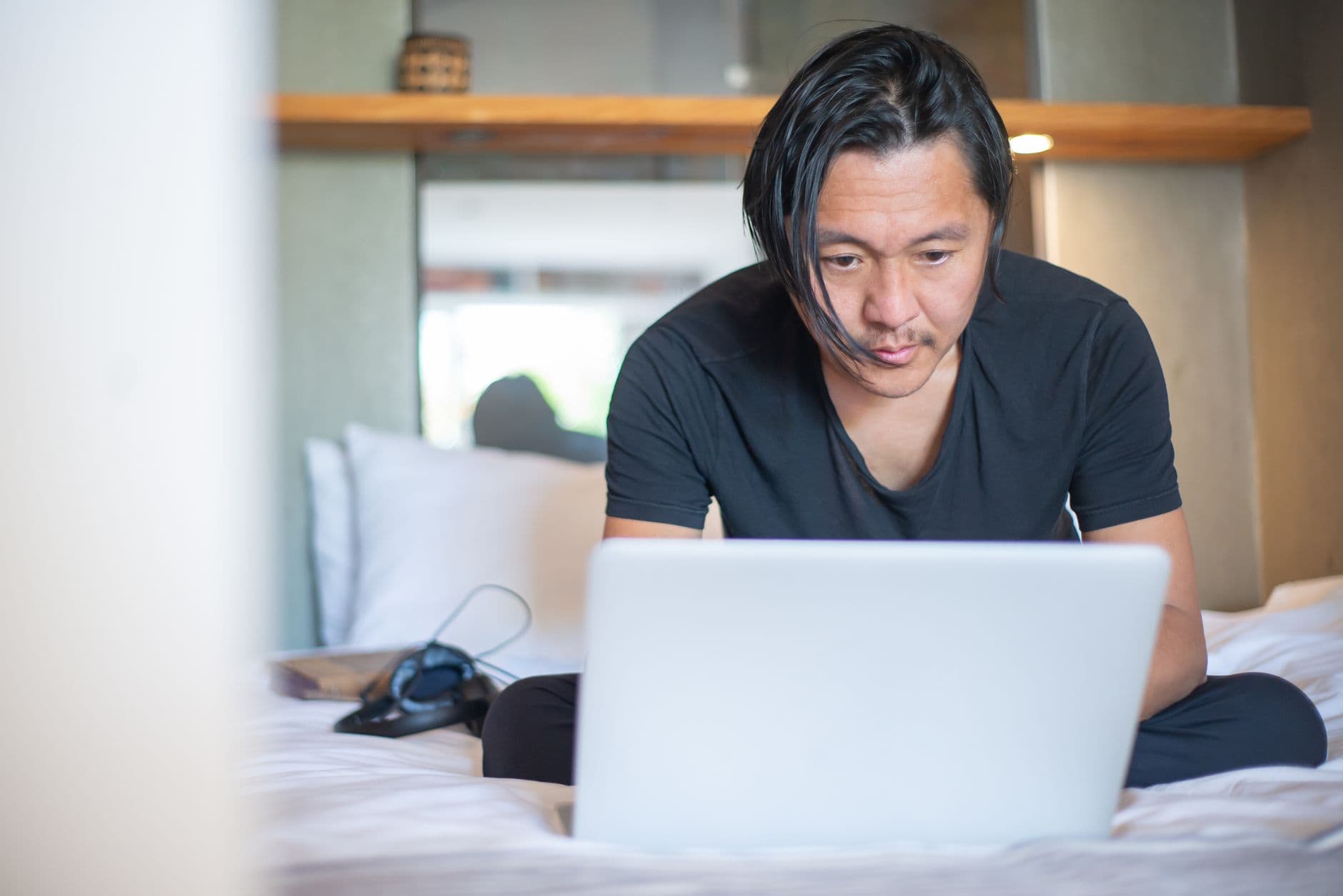 Personne travaillant sur un ordinateur portable depuis son bureau à domicile