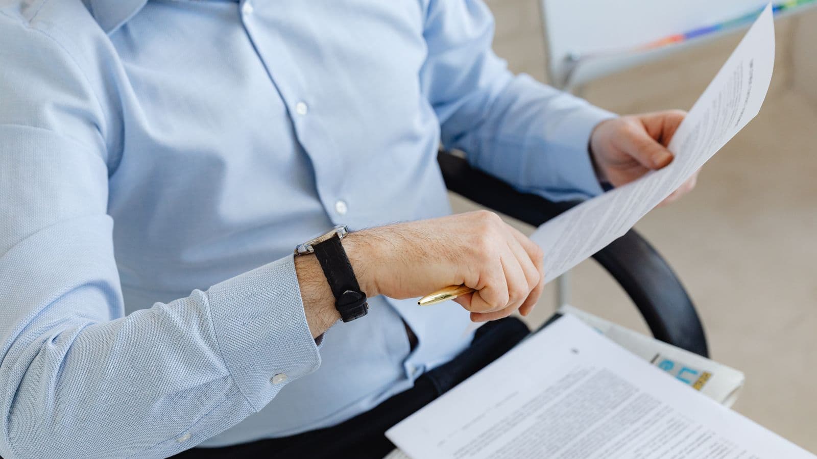 Chef d'entreprise analysant des documents juridiques dans un bureau