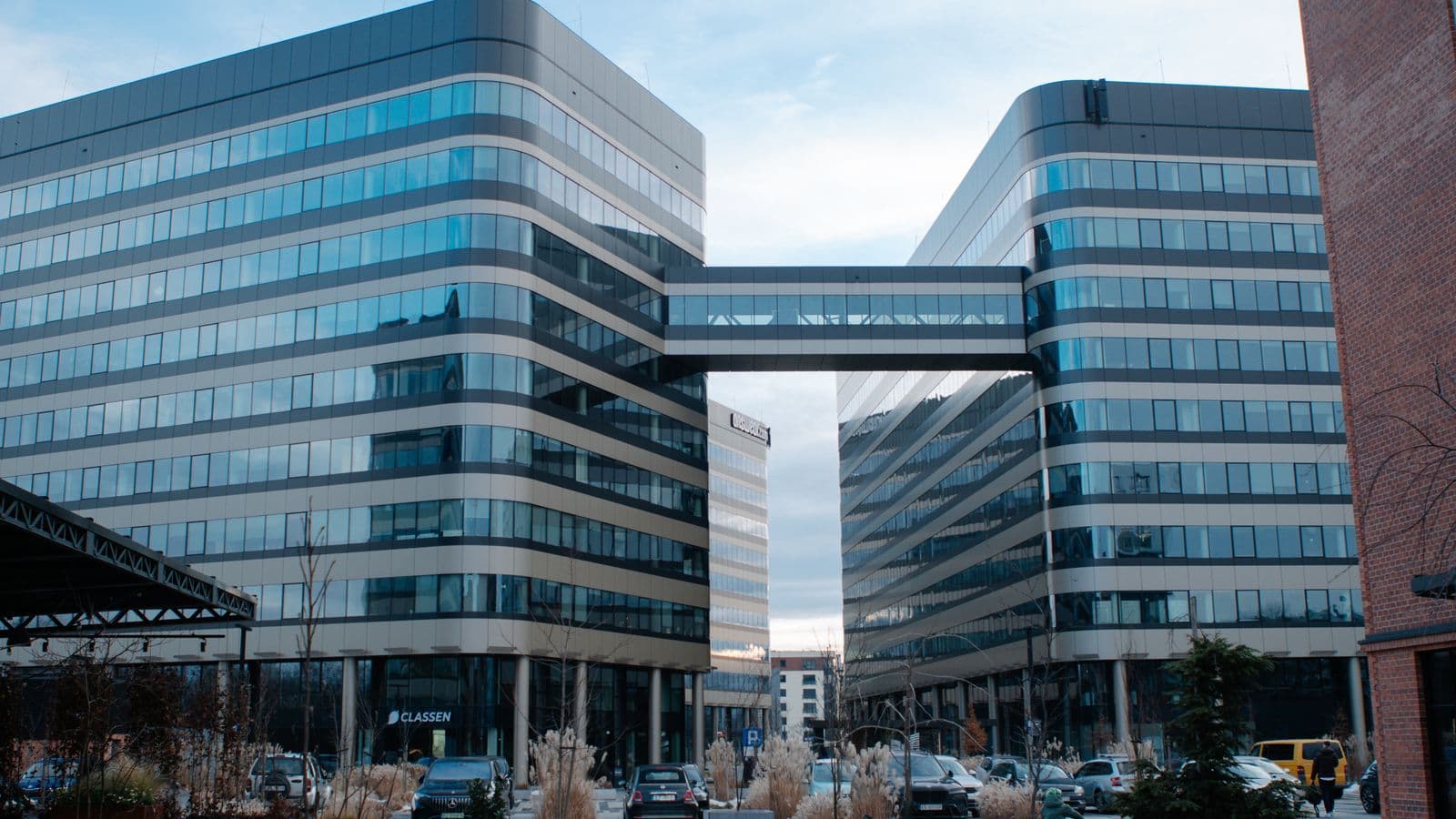 Immeuble de bureaux moderne en verre et acier, symbole d'une adresse de siège social virtuel en Belgique