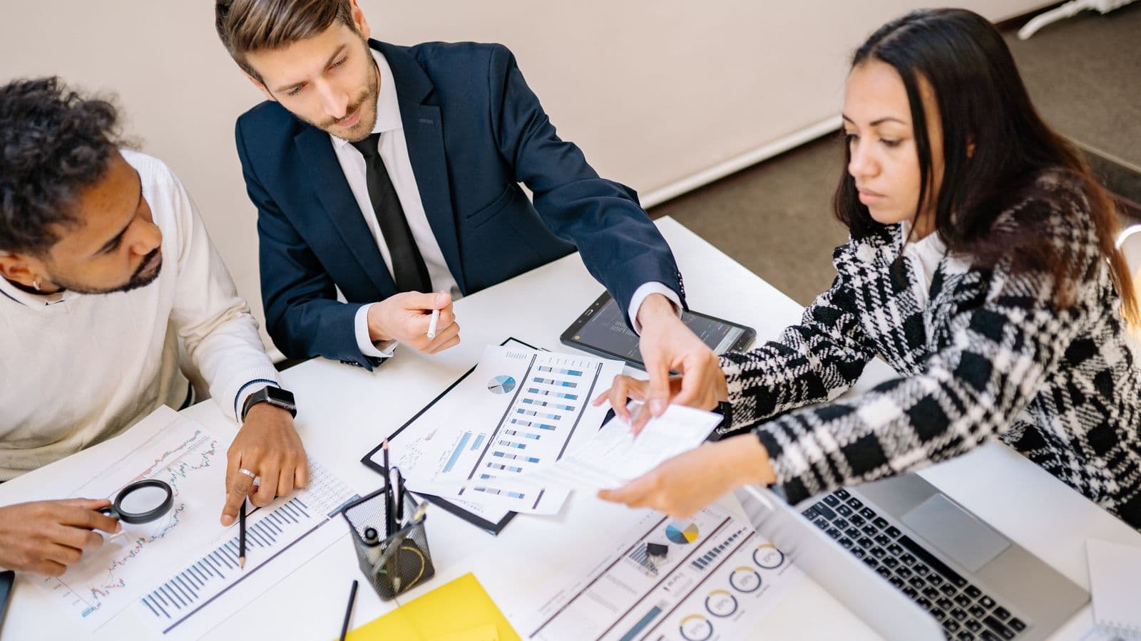 Équipe de professionnels collaborant autour d'une table lors de la création d'une société coopérative en Belgique
