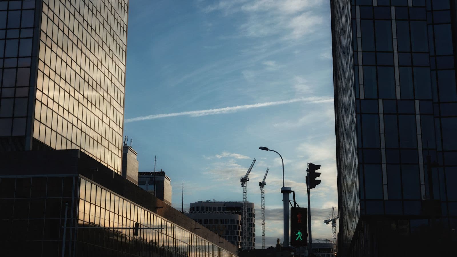 Façades vitrées d'immeubles de bureaux modernes à Bruxelles au crépuscule