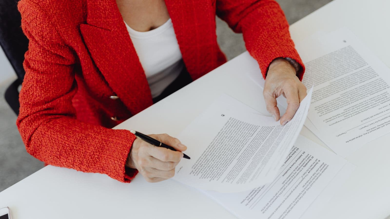Entrepreneure signant seule les documents de constitution de sa société à son bureau