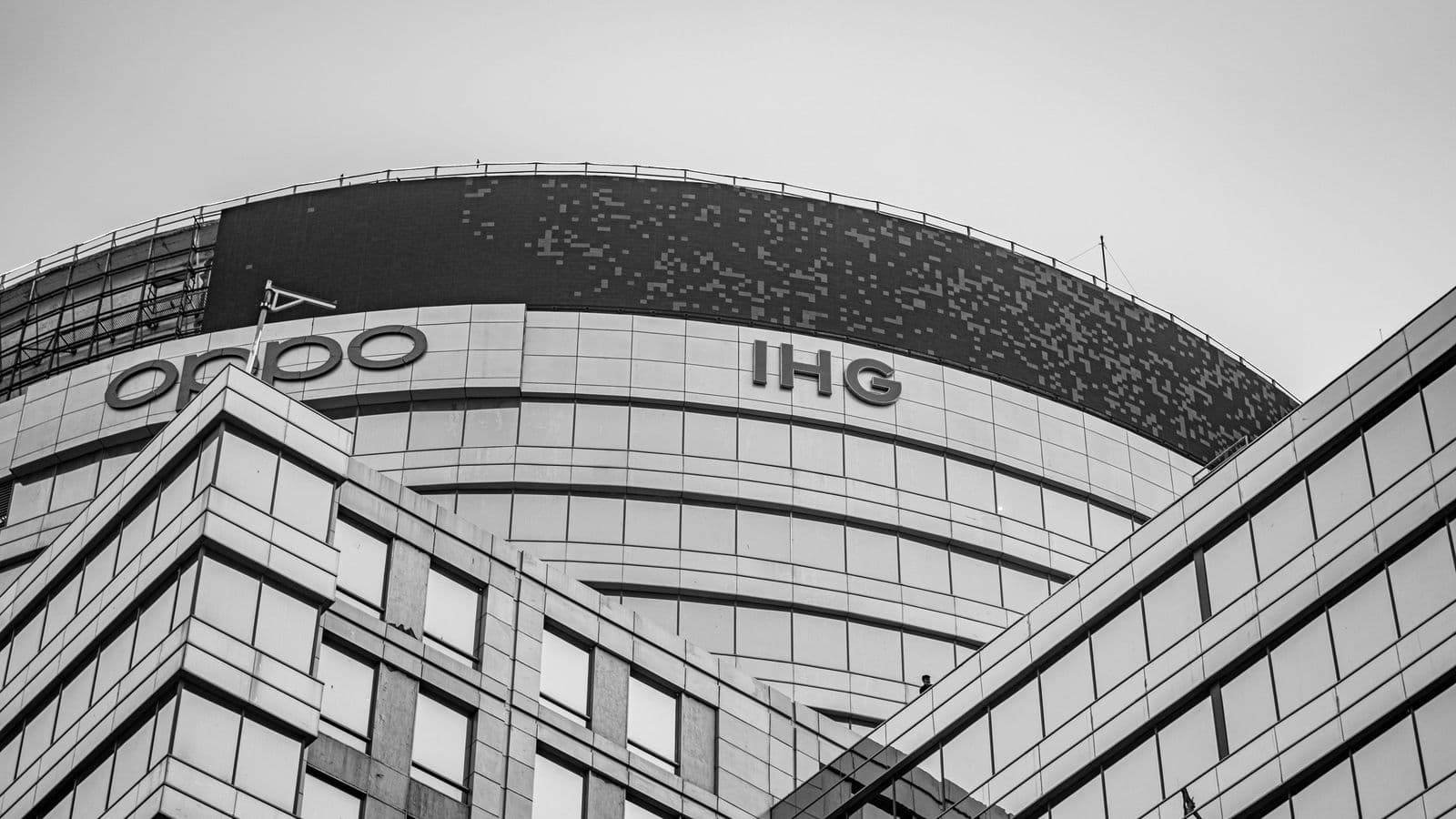 Bâtiment de bureau moderne en noir et blanc, symbole du transfert transfrontalier du siège social d'une entreprise belge