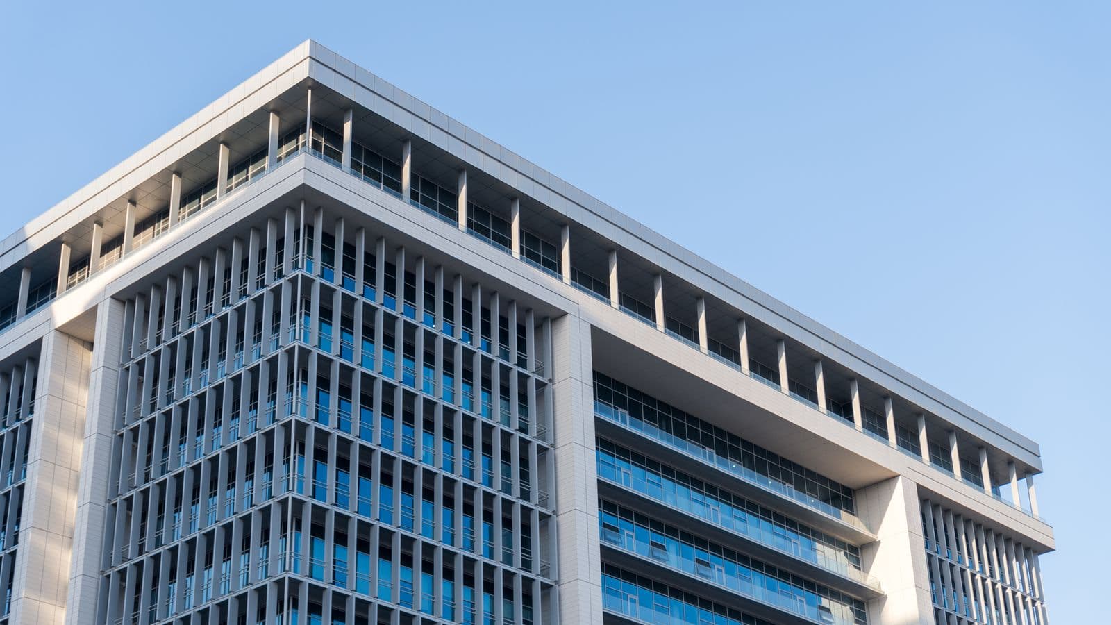 Façade vitrée d'un immeuble de bureaux moderne donné en location professionnelle